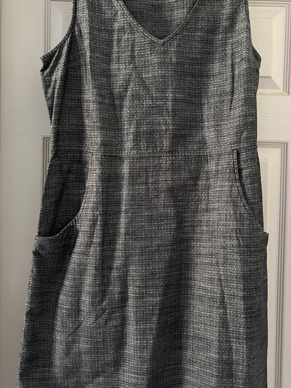Columbia Gray Textured Sleeveless V-Neck Dress size L